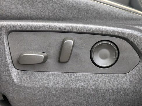 Used 2024 GMC Yukon SLT w/ SLT Luxury Package image 23