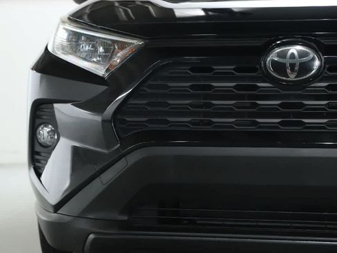 Used 2019 Toyota RAV4 XLE w/ Convenience Package FWD image 6