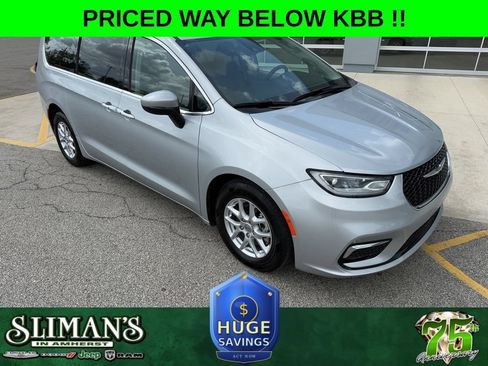 Used 2023 Chrysler Pacifica Touring-L FWD image 1