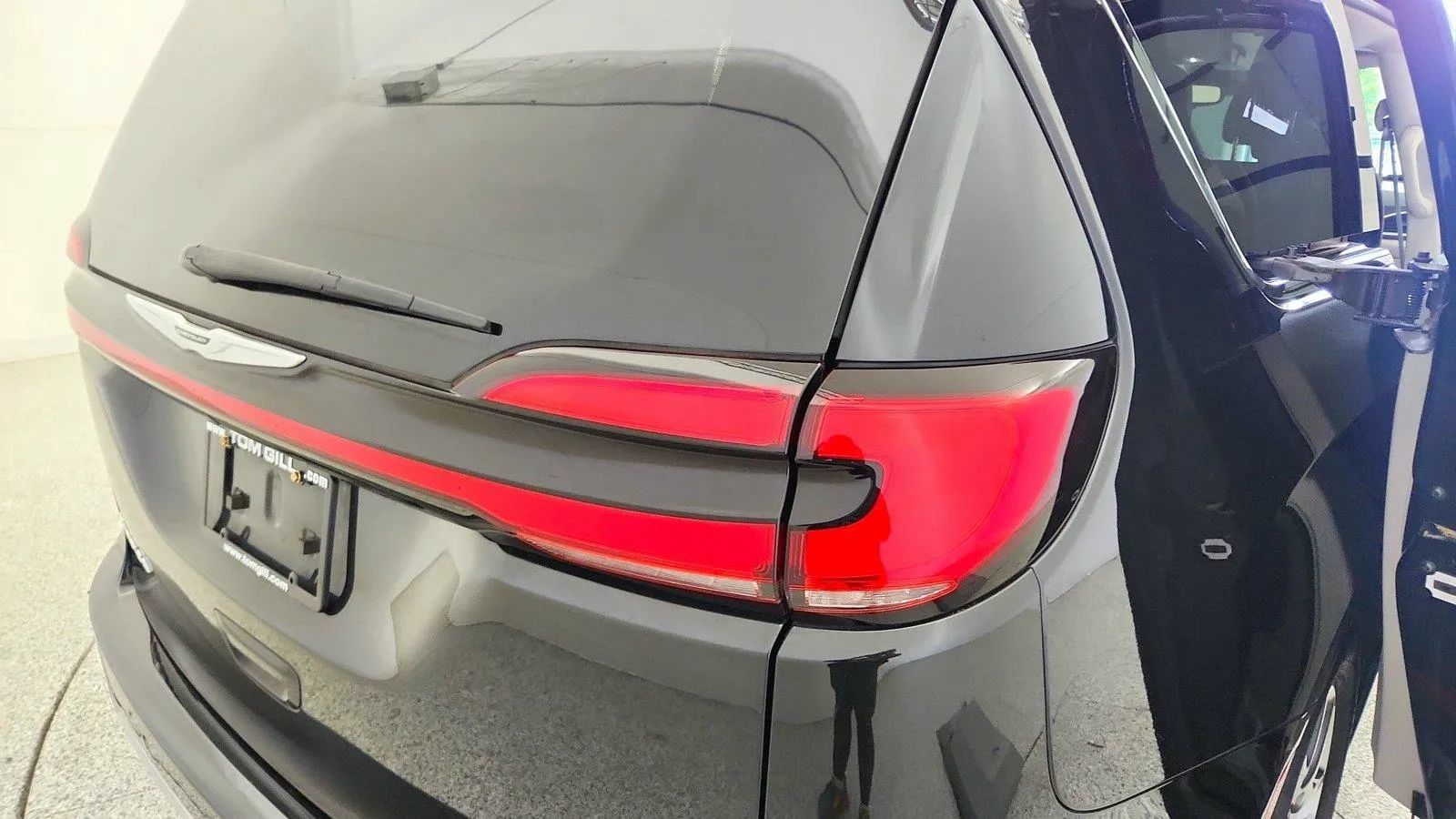 Used 2023 Chrysler Pacifica Touring-L FWD image 36