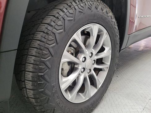 Used 2019 Jeep Cherokee Latitude Plus w/ Comfort/Convenience Group AWD/4WD image 31