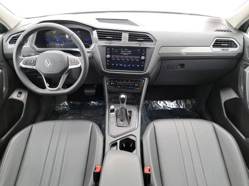 Used 2024 Volkswagen Tiguan SE image 9