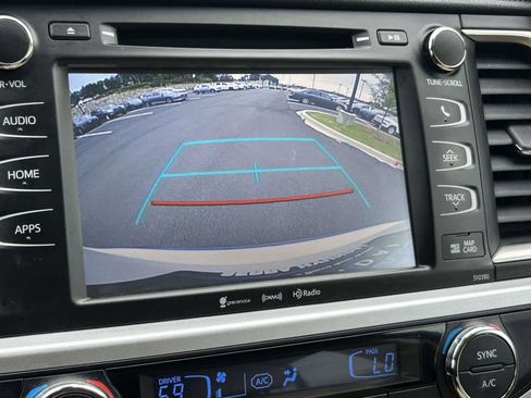 Used 2019 Toyota Highlander XLE FWD image 28