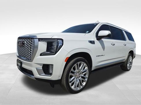 Used 2024 GMC Yukon XL Denali w/ Denali Reserve Package AWD/4WD image 3