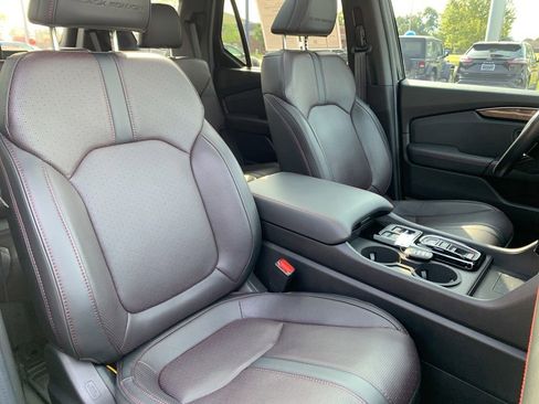 Used 2025 Honda Pilot Black Edition image 23
