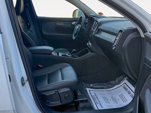 Used 2025 Volvo XC40 B5 Core image 26