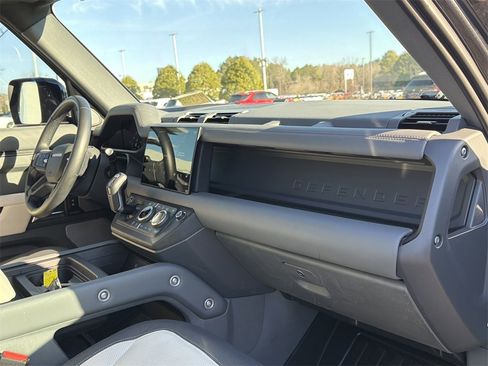 Used 2023 Land Rover Defender 130 X-Dynamic SE image 21
