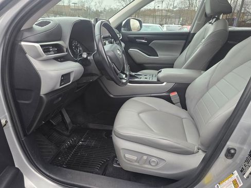 Used 2021 Toyota Highlander XLE AWD/4WD image 15