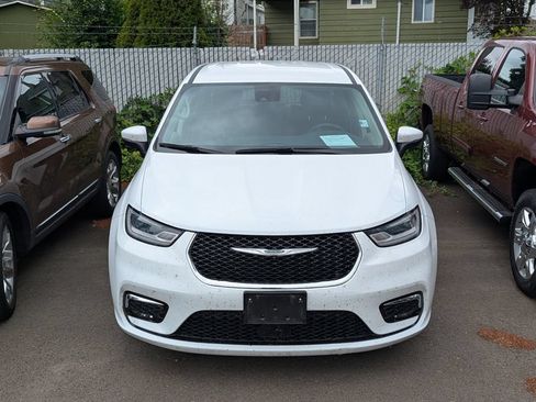Used 2023 Chrysler Pacifica Touring-L FWD image 10