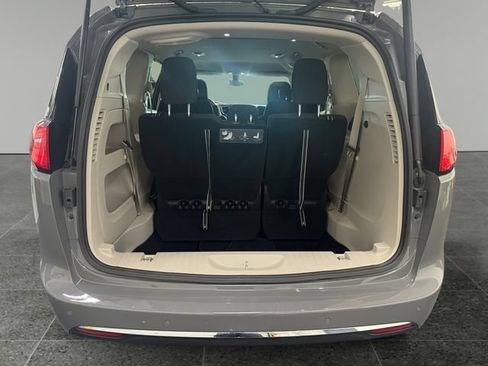Used 2020 Chrysler Pacifica Touring w/ Cold Weather Group FWD image 15