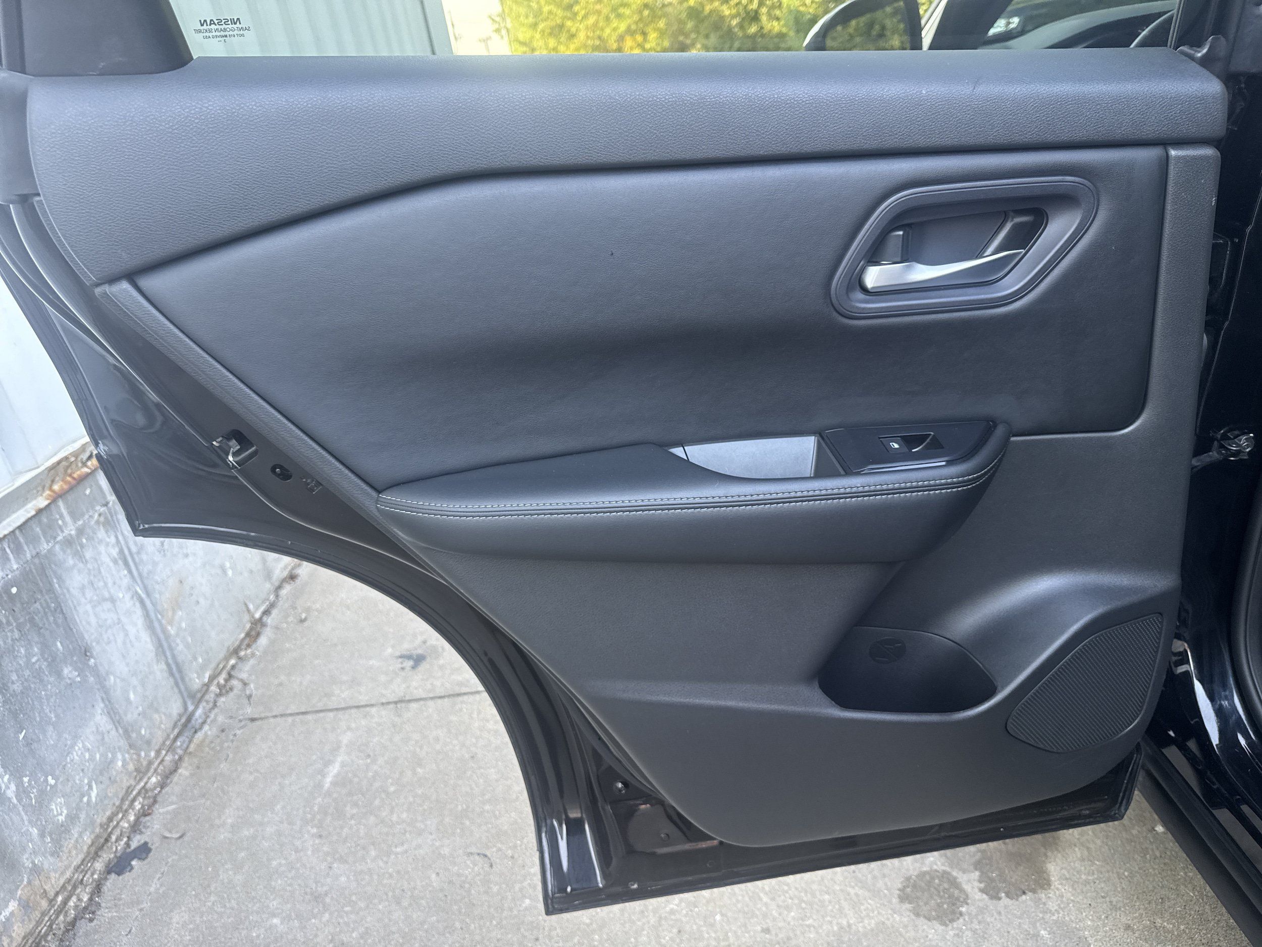 Used 2024 Nissan Rogue SV AWD/4WD image 3