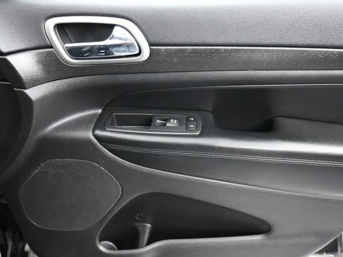 Used 2017 Jeep Grand Cherokee Altitude image 42