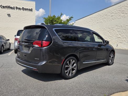 Used 2020 Chrysler Pacifica Limited w/ Tire & Wheel Group FWD image 6
