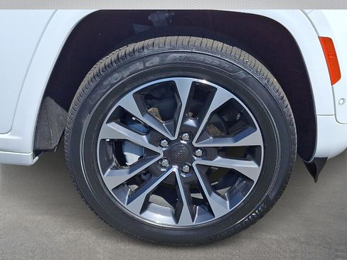 Certified 2025 Jeep Grand Cherokee Overland w/ Adv Protech Group III AWD/4WD image 8