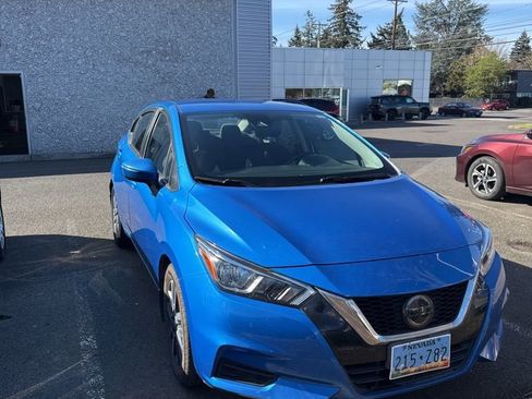 Used 2020 Nissan Versa SV image 2