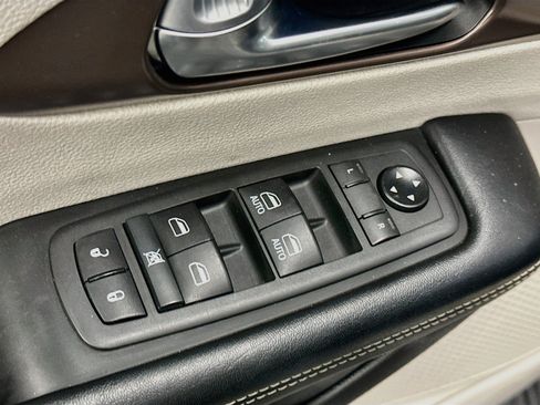 Used 2020 Chrysler Voyager Lxi FWD image 15