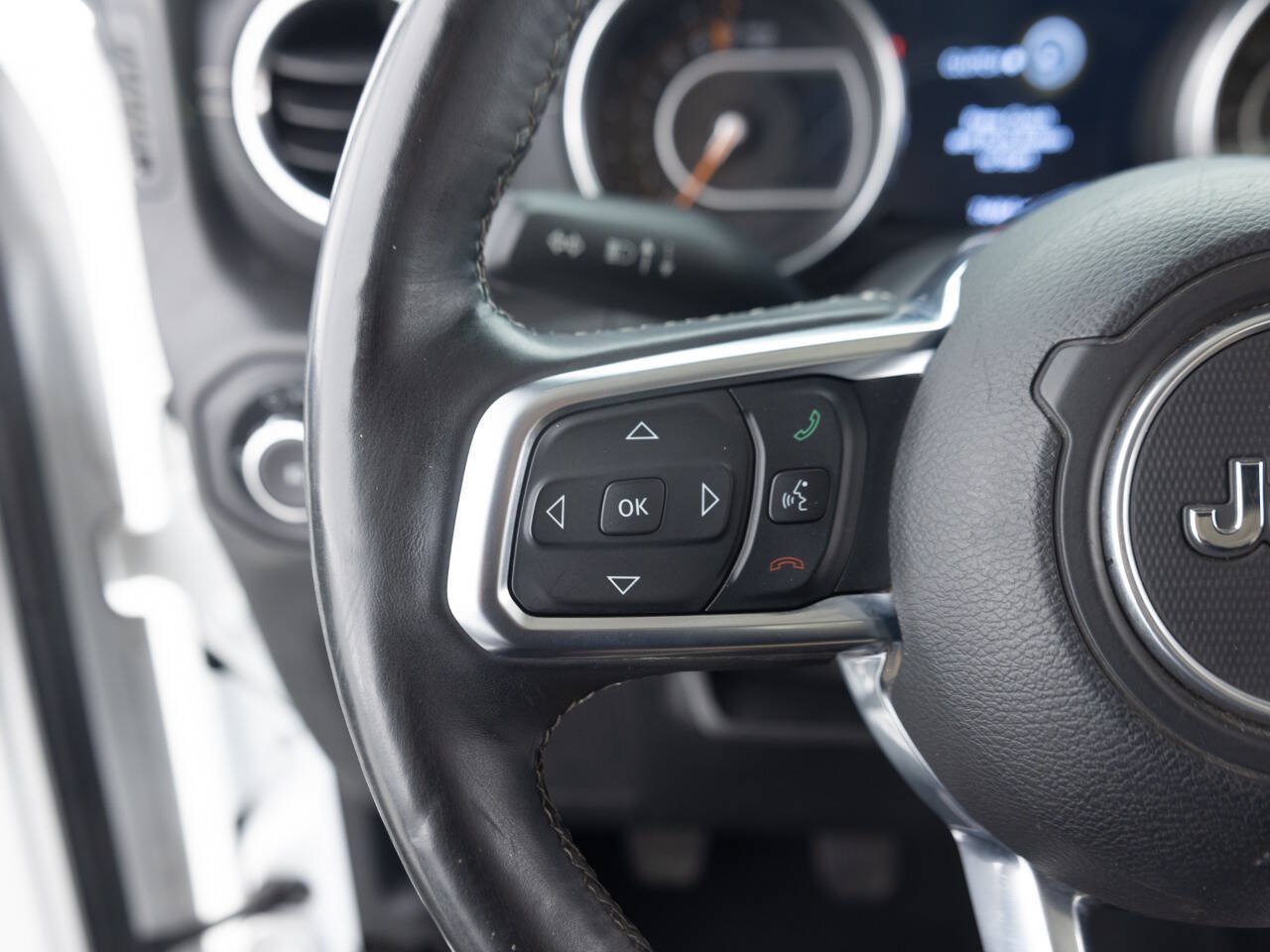 Used 2018 Jeep Wrangler Unlimited Sahara AWD/4WD image 37