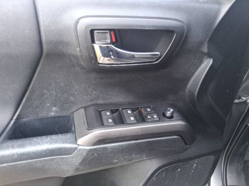 Used 2021 Toyota Tacoma TRD Off-Road AWD/4WD image 10