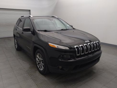 Used 2018 Jeep Cherokee Latitude Plus w/ Cold Weather Group FWD image 13