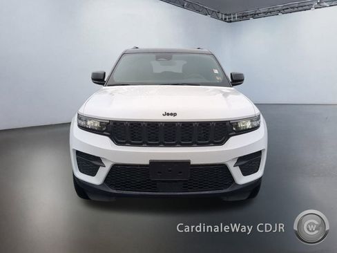 Used 2024 Jeep Grand Cherokee Altitude image 2