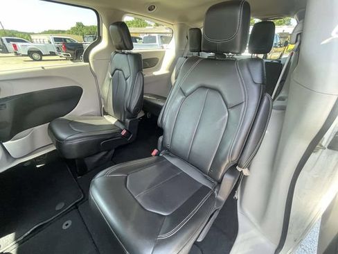 Used 2024 Chrysler Pacifica Touring-L FWD image 11