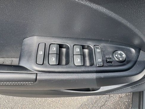 Used 2022 Hyundai Venue Limited FWD image 16