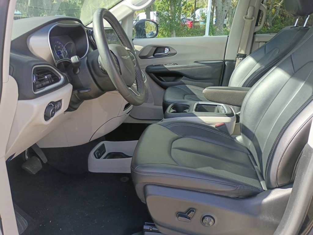 Used 2024 Chrysler Pacifica Touring-L FWD image 9