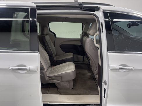 Used 2017 Chrysler Pacifica Touring-L image 18
