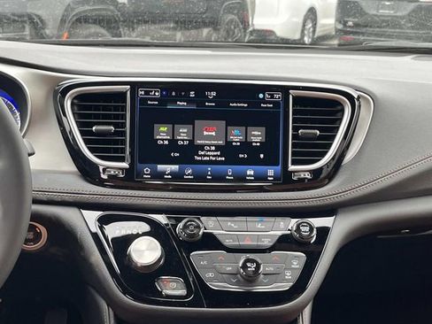 New 2026 Chrysler Pacifica Pinnacle image 16