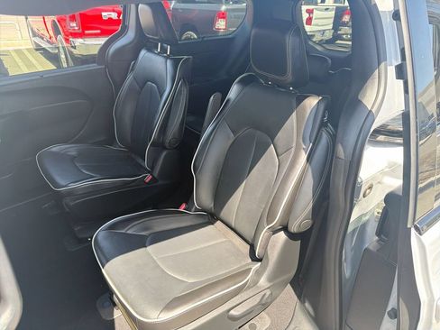 Used 2022 Chrysler Pacifica Limited w/ Uconnect Theater Family Group FWD image 25