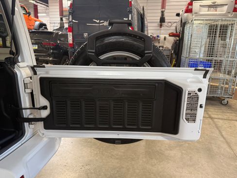 Used 2022 Jeep Wrangler Unlimited Sahara AWD/4WD image 9