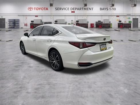 Used 2022 Lexus ES 300h w/ Premium Package FWD image 4