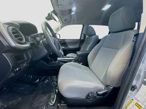 Used 2018 Toyota Tacoma SR5 RWD image 13