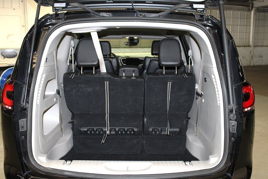 Certified 2024 Chrysler Pacifica Touring-L FWD image 37