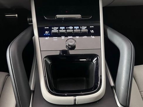 Certified 2025 Porsche Cayenne Turbo AWD/4WD image 36