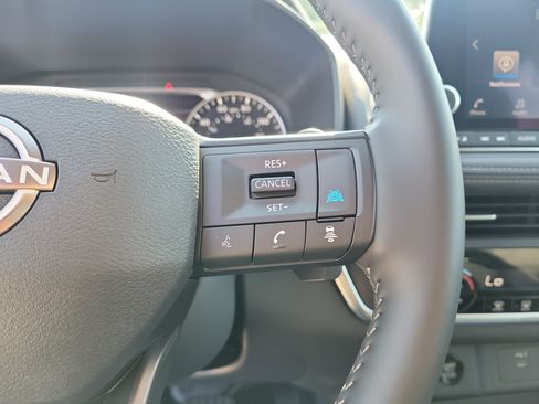 Certified 2025 Nissan Rogue SV FWD image 24