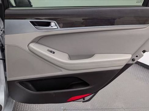 Used 2017 Genesis G80 3.8 RWD image 19