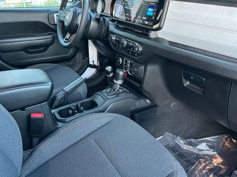 Used 2024 Jeep Gladiator Sport image 31