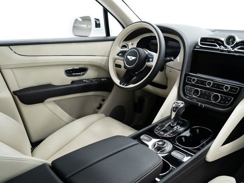 Used 2024 Bentley Bentayga V8 image 27