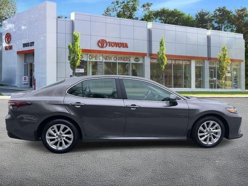 Used 2023 Toyota Camry LE image 5