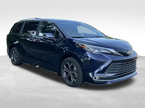 Used 2025 Toyota Sienna Platinum AWD/4WD image 7