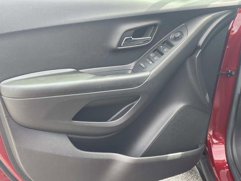 Used 2021 Chevrolet Trax LT w/ LT Convenience Package image 14