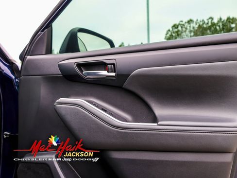 Used 2022 Toyota Highlander XSE image 17