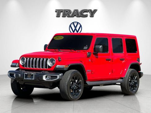 Used 2025 Jeep Wrangler Unlimited Sahara AWD/4WD image 8