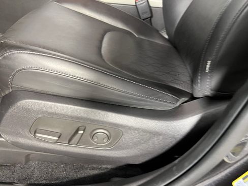 Used 2024 Kia Carnival EX image 25