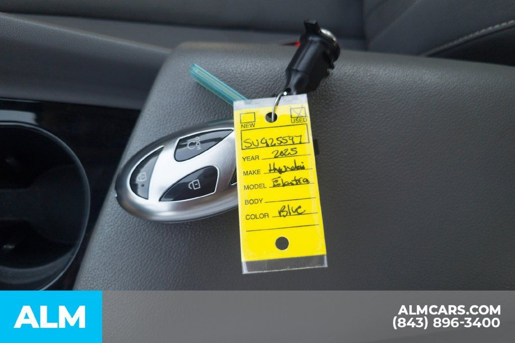 Certified 2025 Hyundai Elantra SEL FWD image 39