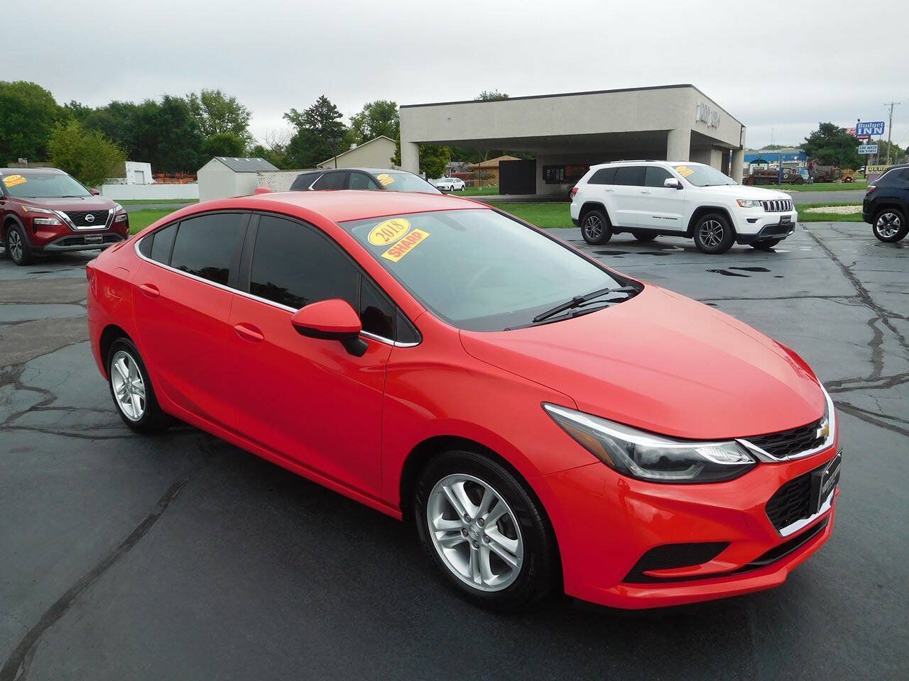 Used 2018 Chevrolet Cruze LT FWD image 1
