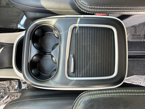 Used 2024 Chrysler Pacifica Touring-L FWD image 21