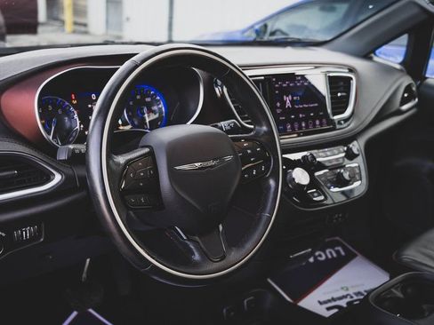 Used 2020 Chrysler Pacifica Limited FWD image 2