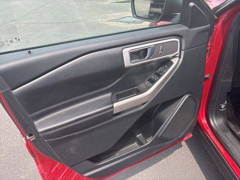 Used 2021 Ford Explorer XLT w/ Equipment Group 202A image 7